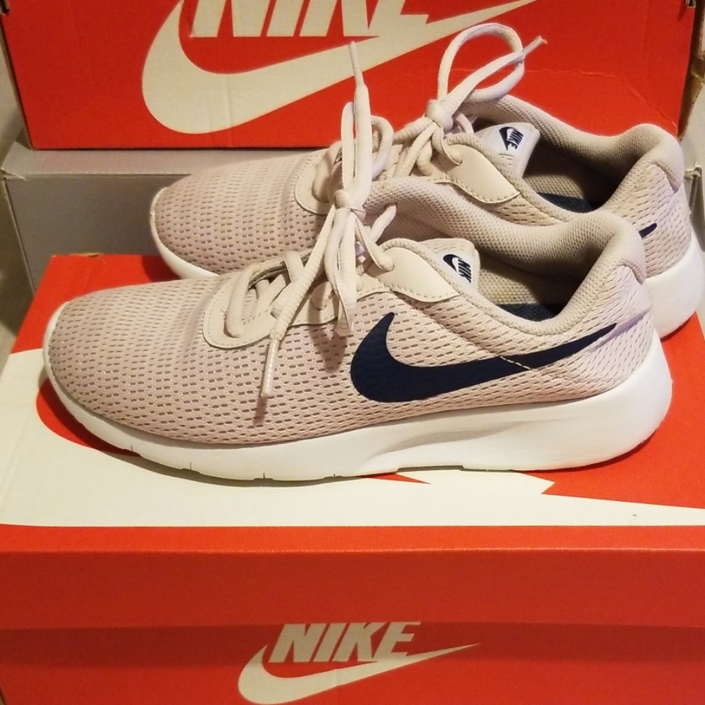 Girl's Nike Tanjun SIZE 4Y (GS)